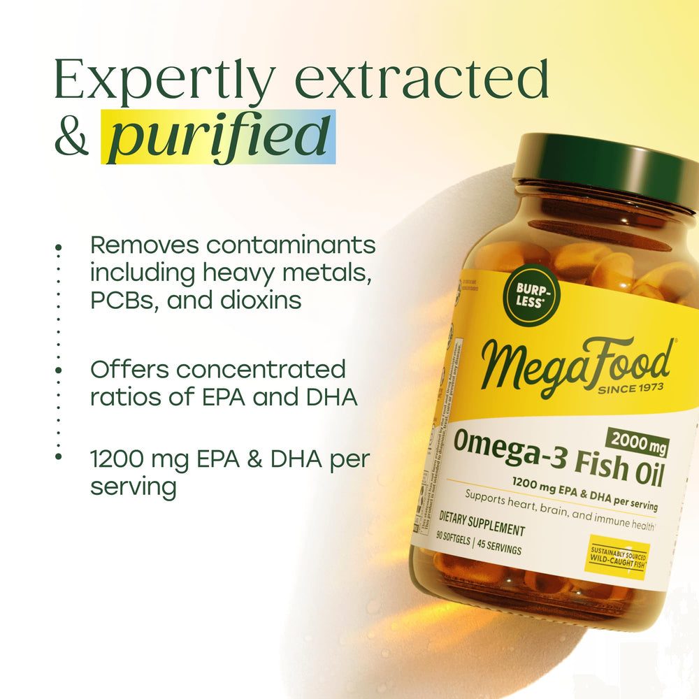 MegaFood cápsulas en mano para comparar tamaño y porciones por frasco