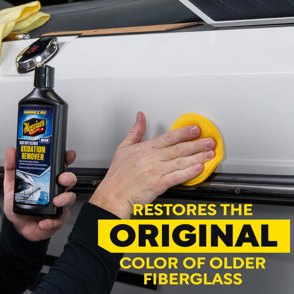 Meguiar's M49 acabado restaurado en casco de barco demostrando brillo renovado