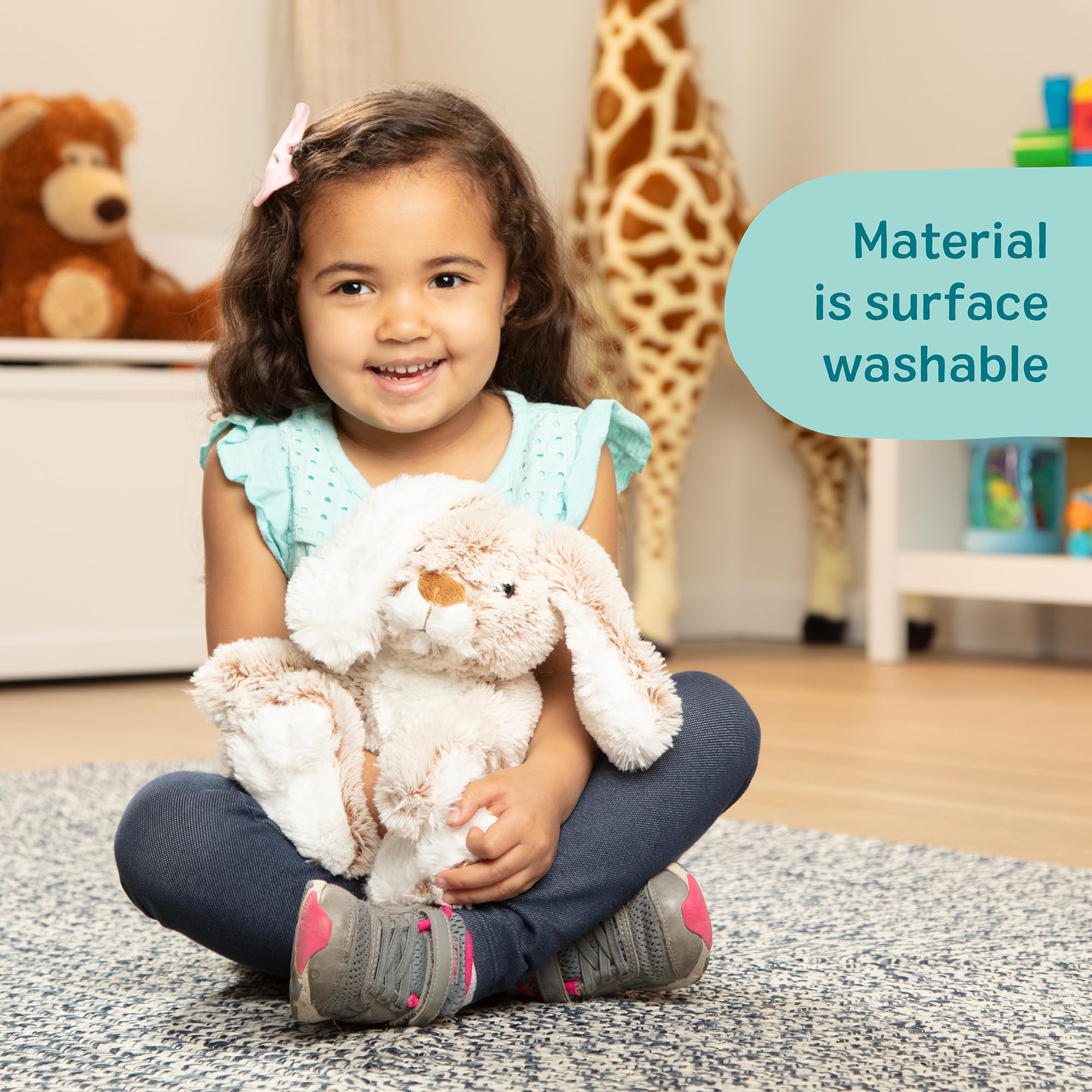 Melissa & Doug conejito en cuna mostrando integración con decoración infantil