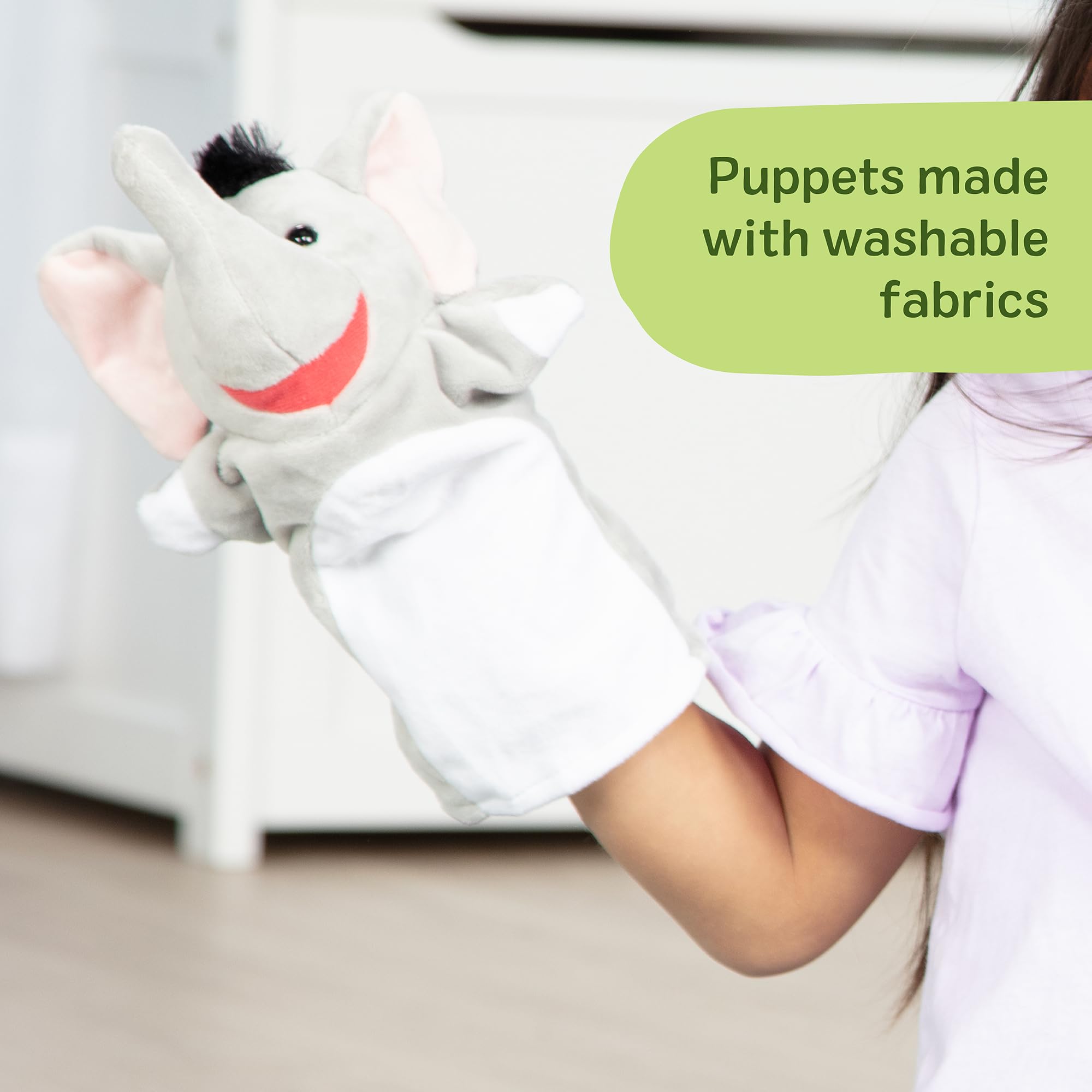 Melissa & Doug comparación de tamaño con mano para referencia de ajuste y escala