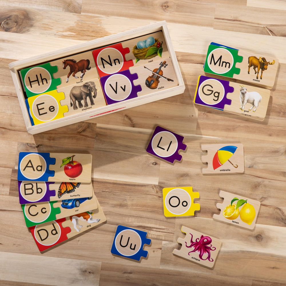 Melissa & Doug comparación de tamaño de pieza con mano para referencia