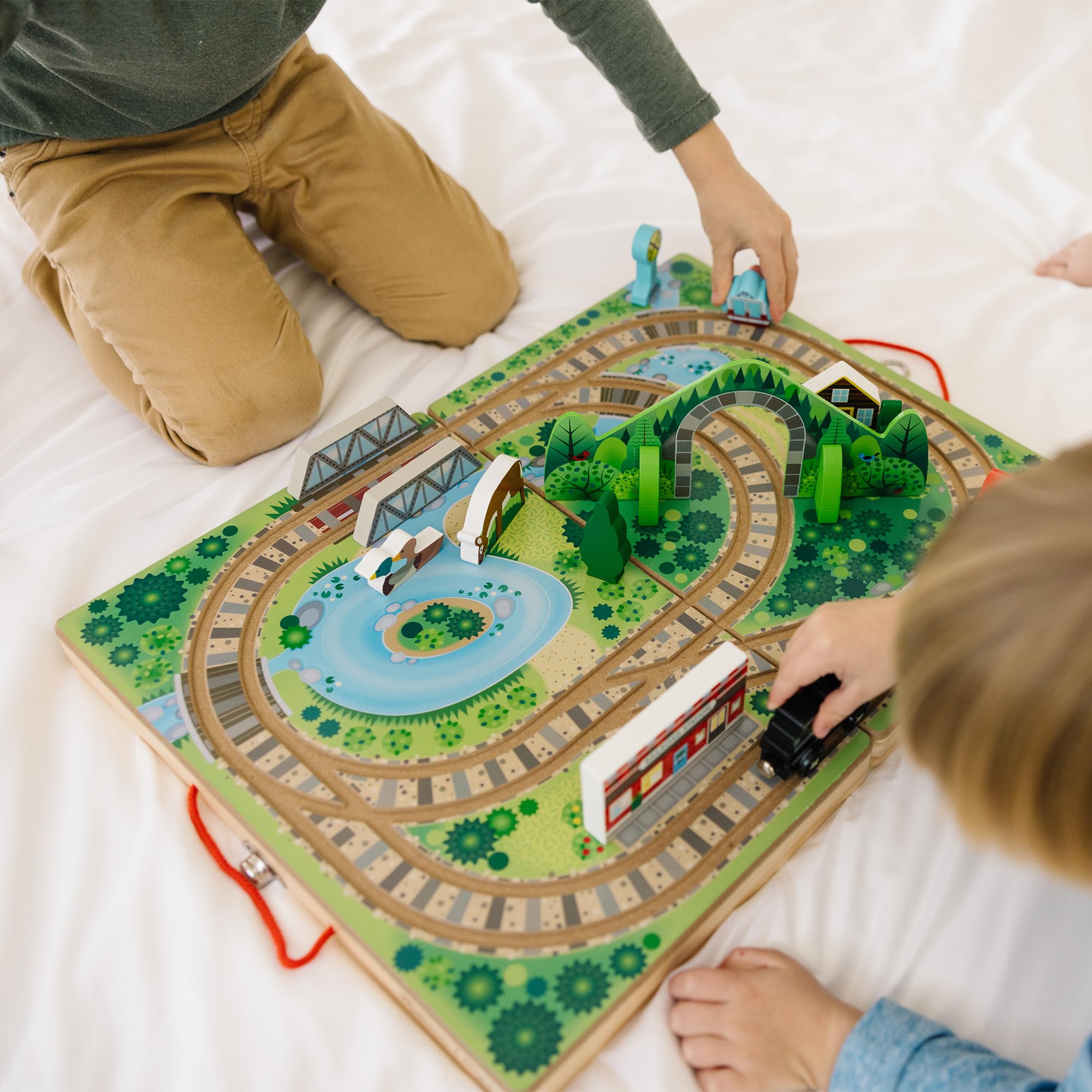 Melissa & Doug mano de adulto junto a piezas, muestra escala adecuada para niños