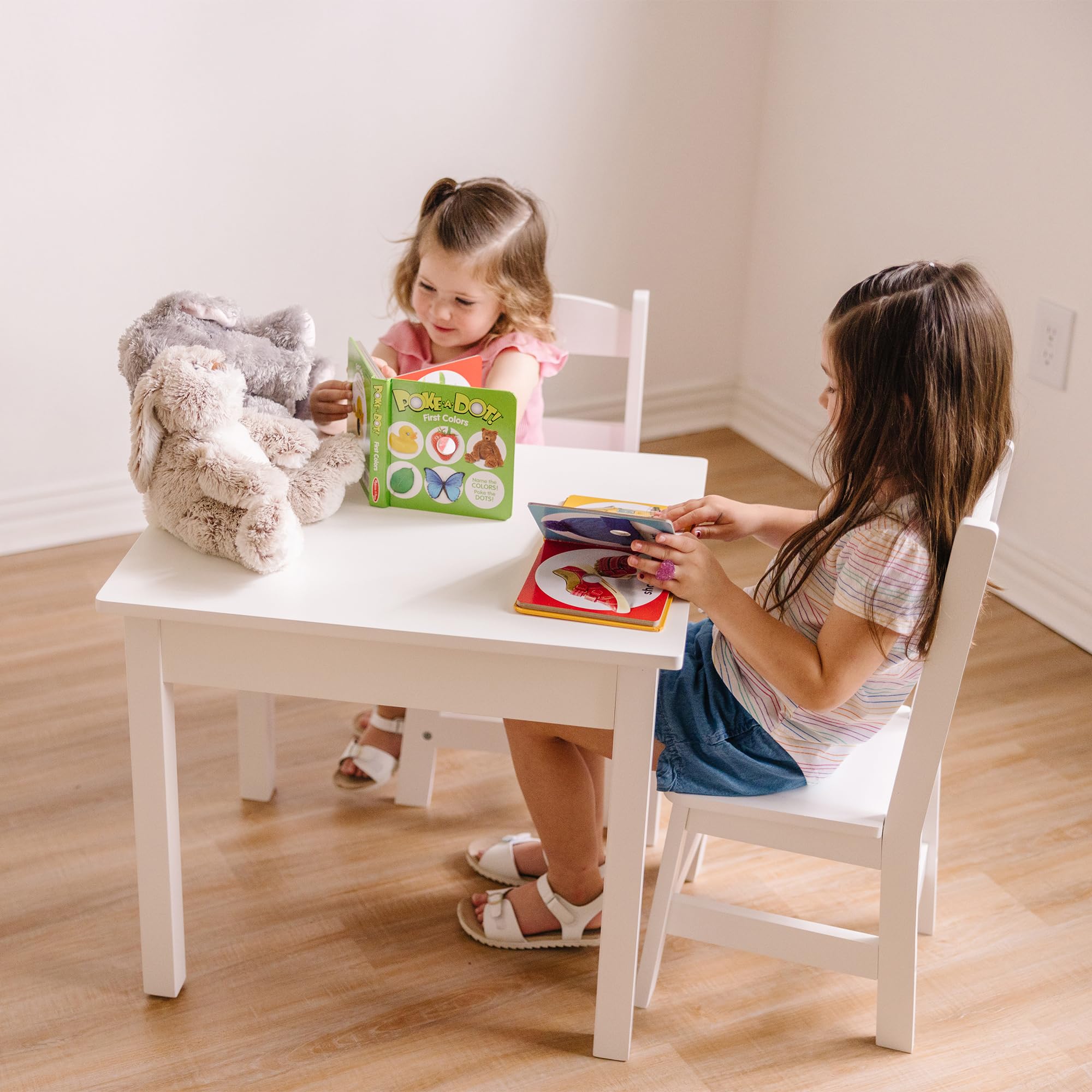 Melissa & Doug comparación de tamaño frente a manos infantiles, demuestra ergonomía para bebés