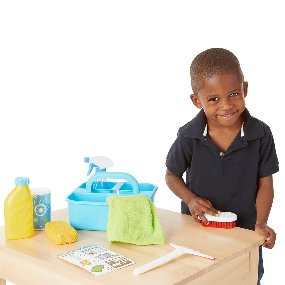 Melissa & Doug comparación de tamaño con manos infantiles para escala