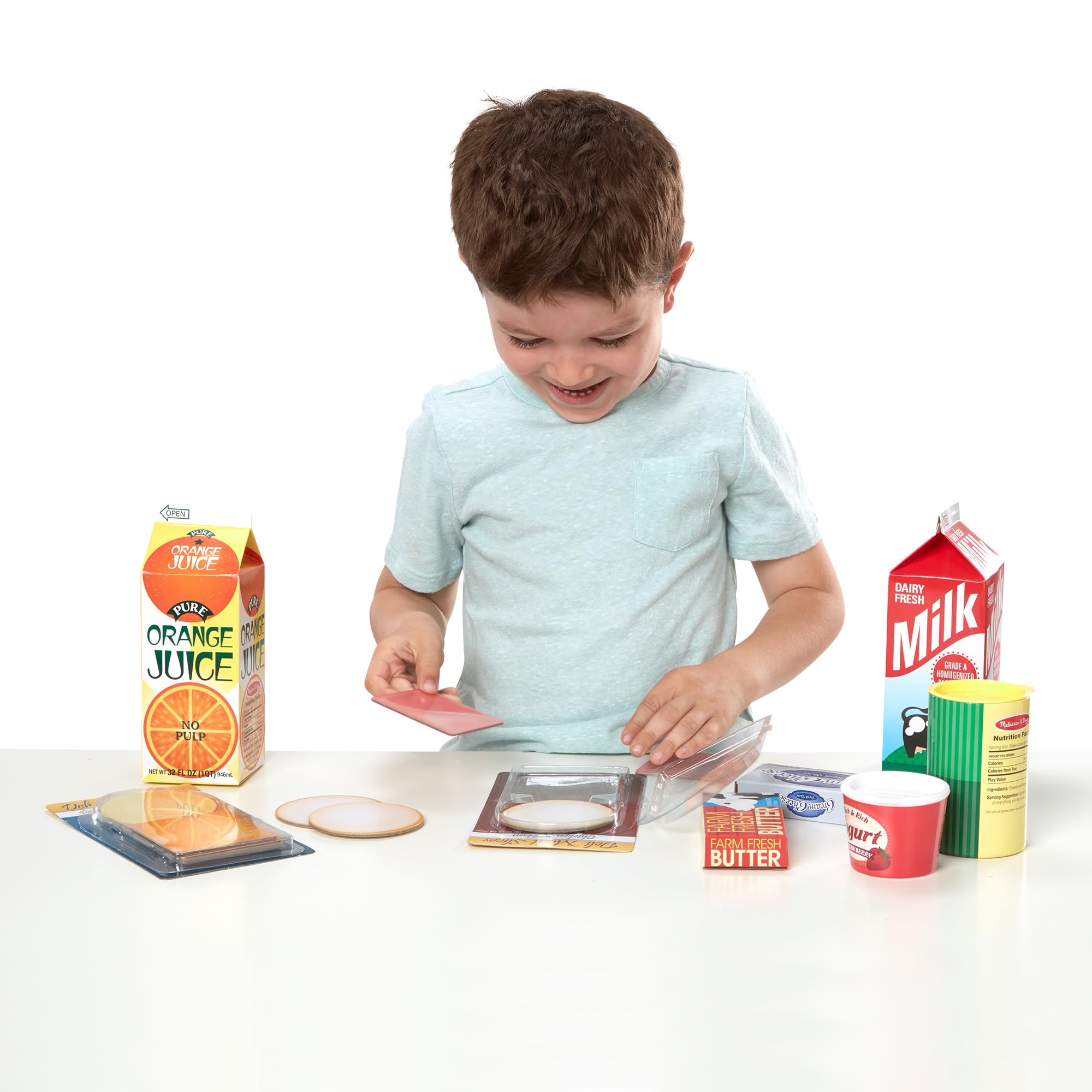Melissa & Doug comparación de escala con mano para tamaño manejable
