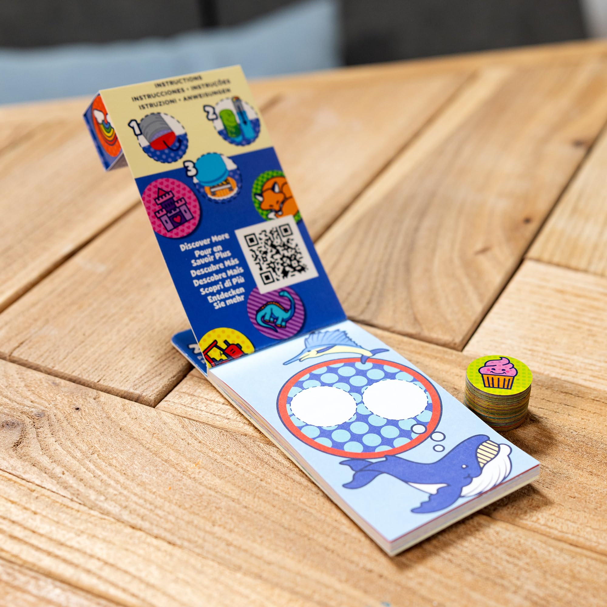 Melissa & Doug comparación tamaño con mano que muestra escala portátil
