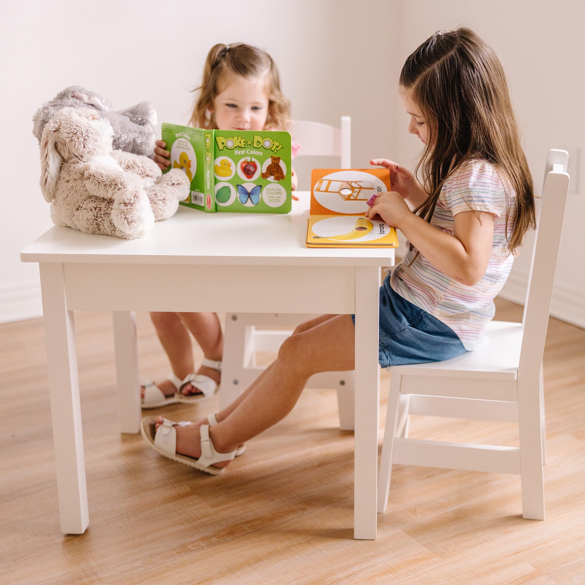 Melissa & Doug primer plano de páginas de First Shapes con figuras, facilita reconocimiento visual