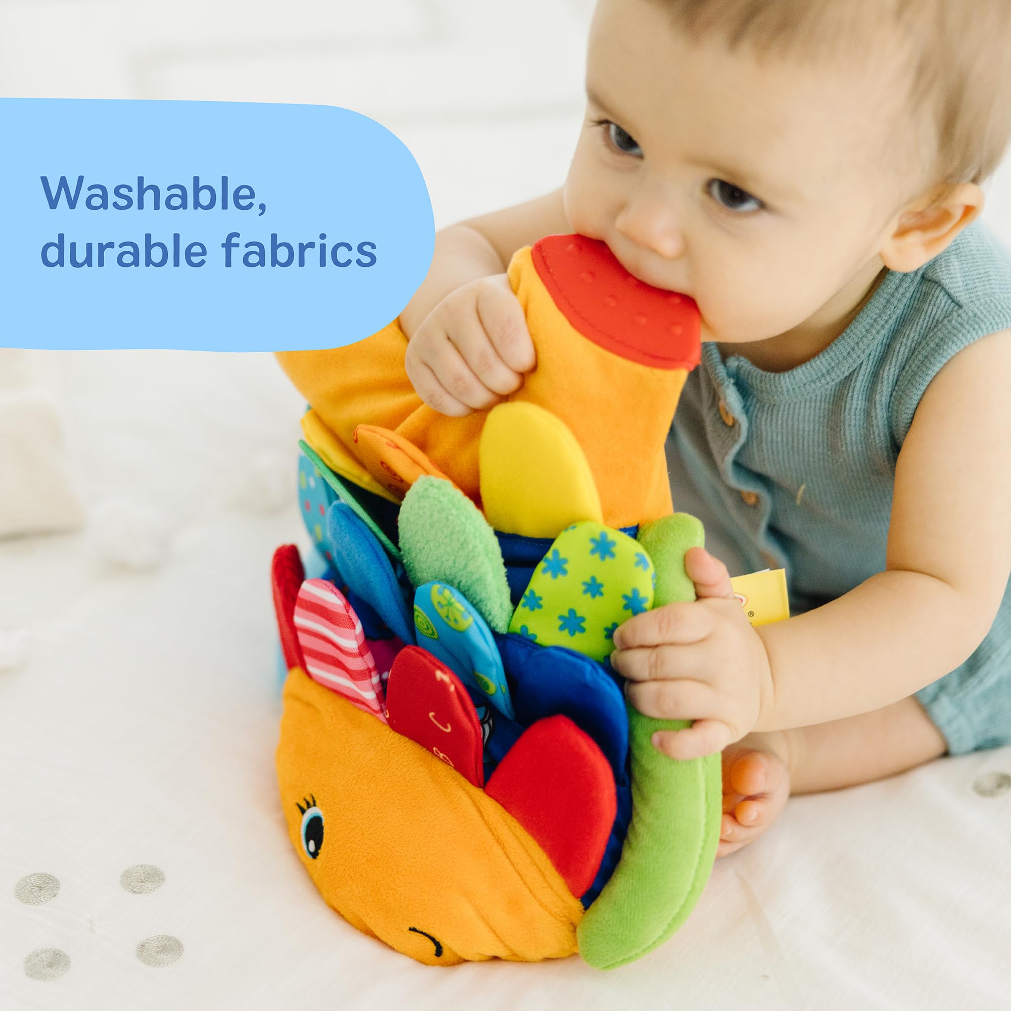 Melissa & Doug comparación de escala con mano para tamaño y portabilidad
