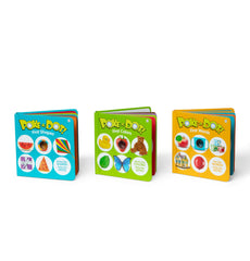 Melissa & Doug niño presionando botones del libro First Words, apoya desarrollo del vocabulario