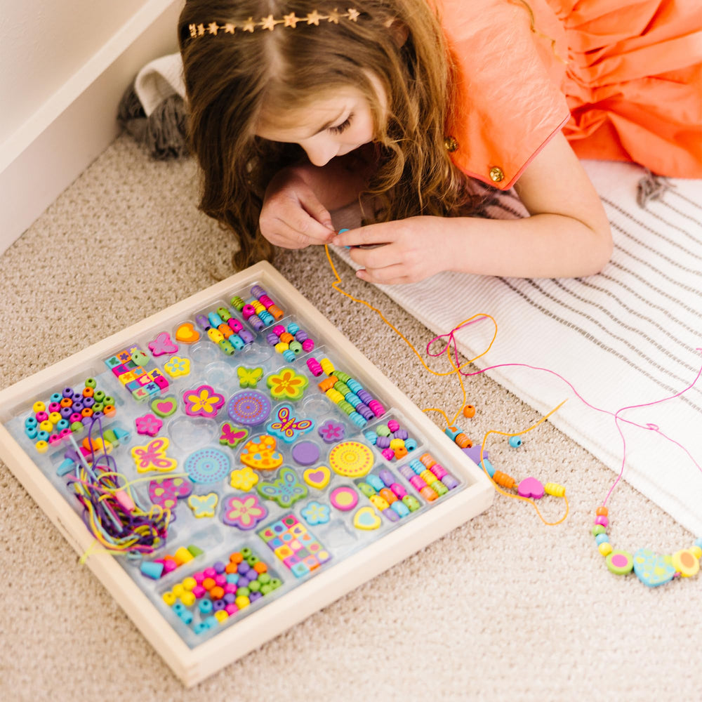 Melissa & Doug comparación de tamaño con manos para piezas aptas 4+