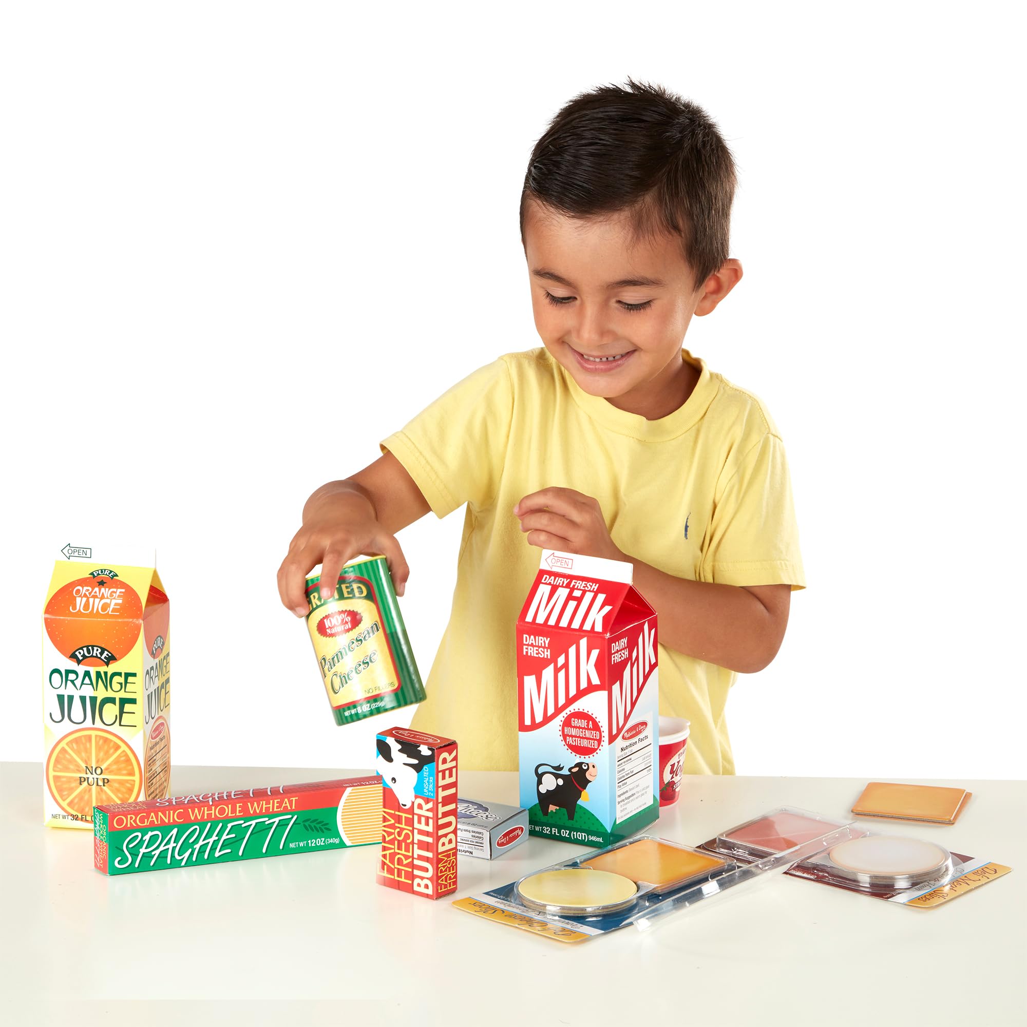 Melissa & Doug niños usando envases en cocina de juguete para roles