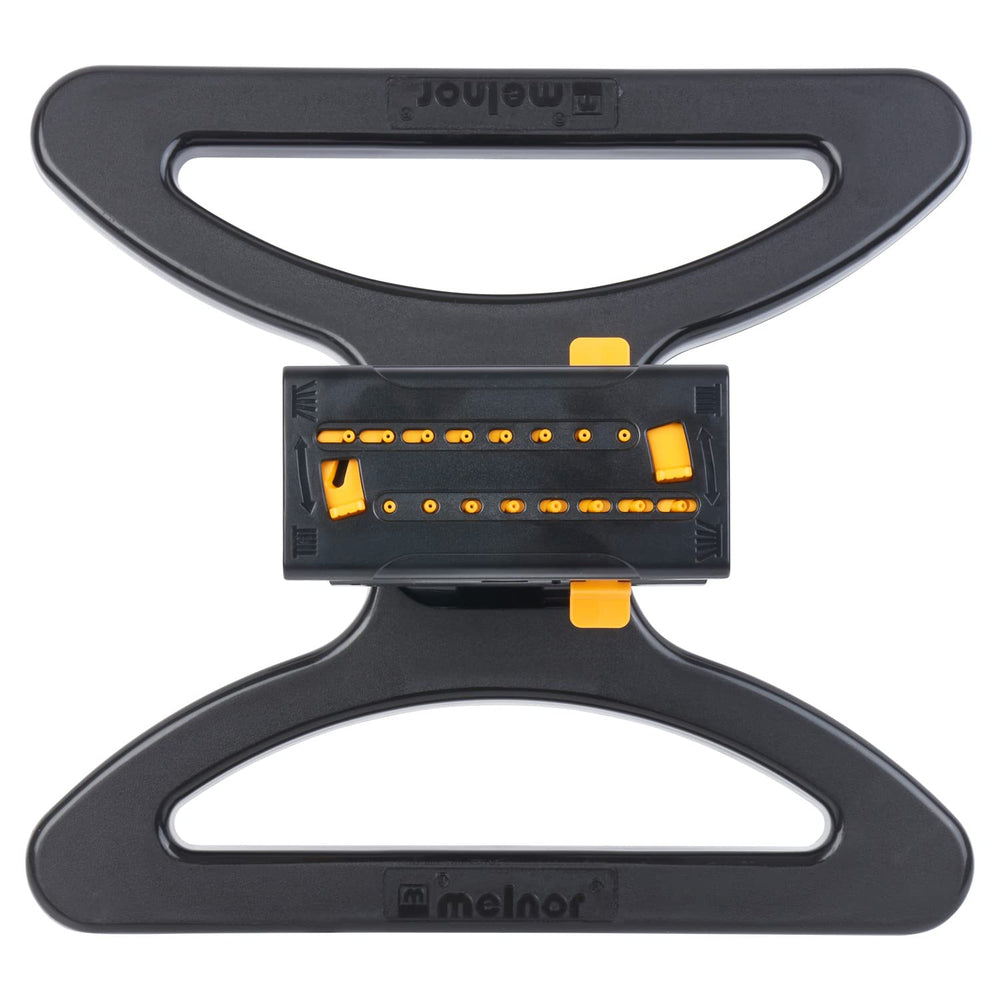 Melnor MiniMax Turbo en uso regando césped con ajuste de ancho y alcance