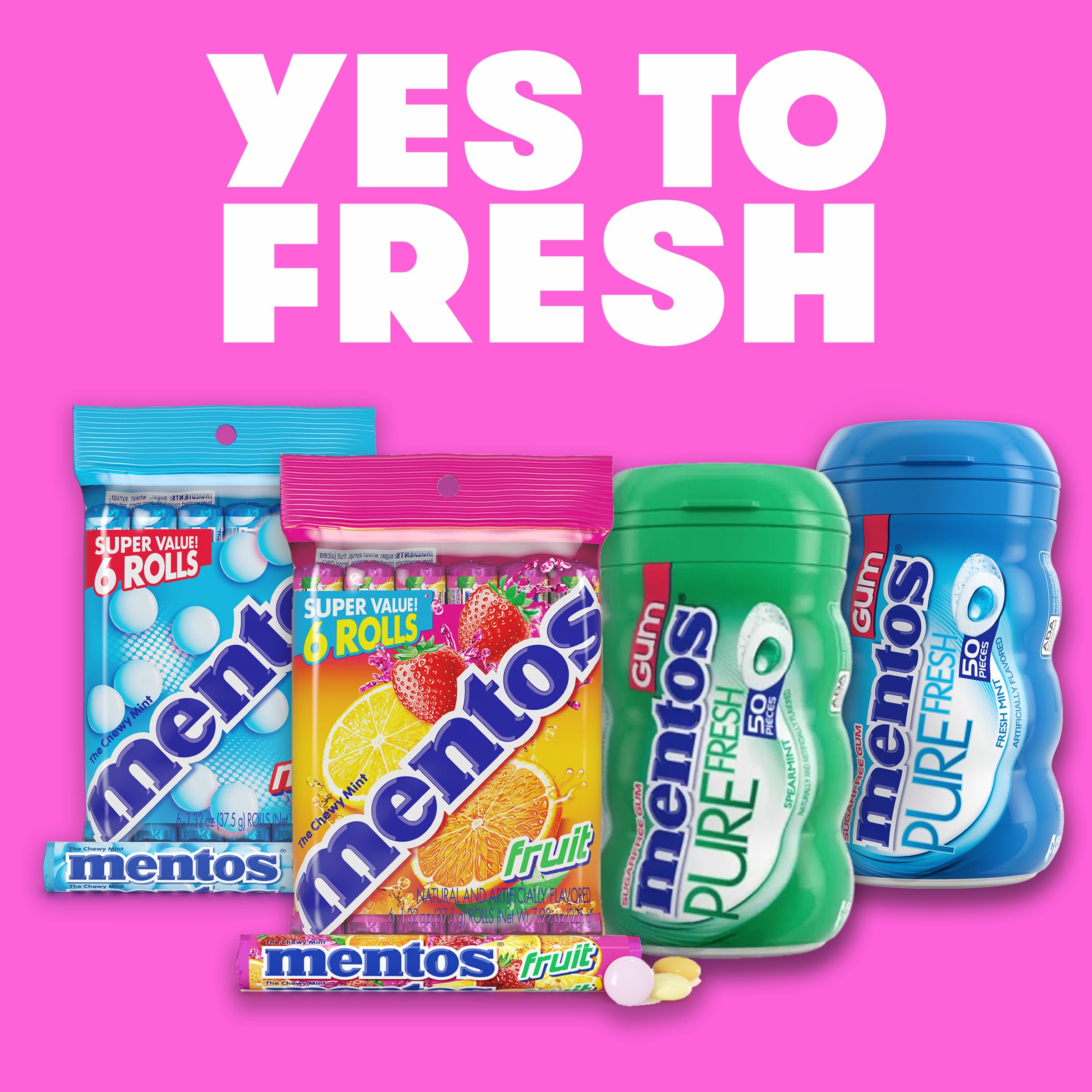 Persona llevando un rollo de Mentos en la calle para un antojo inmediato