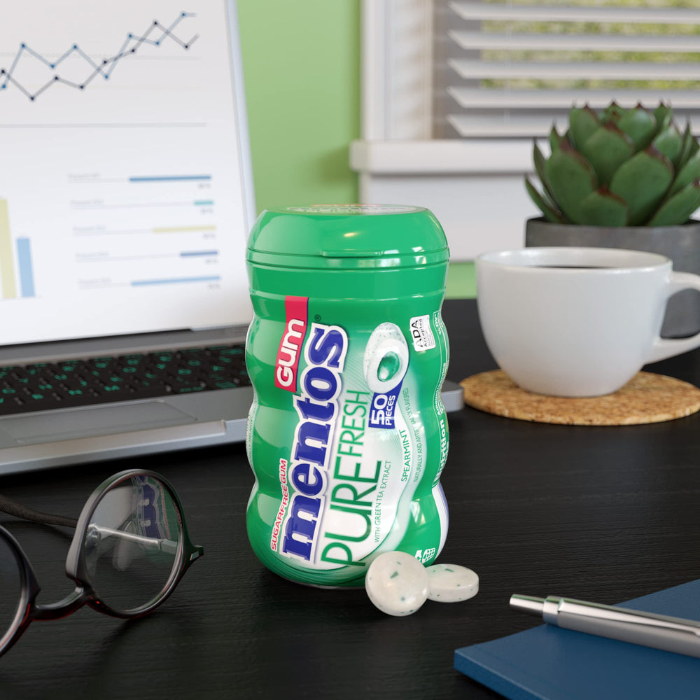 MENTOS uso en coche manos sacando chicle para frescor inmediato