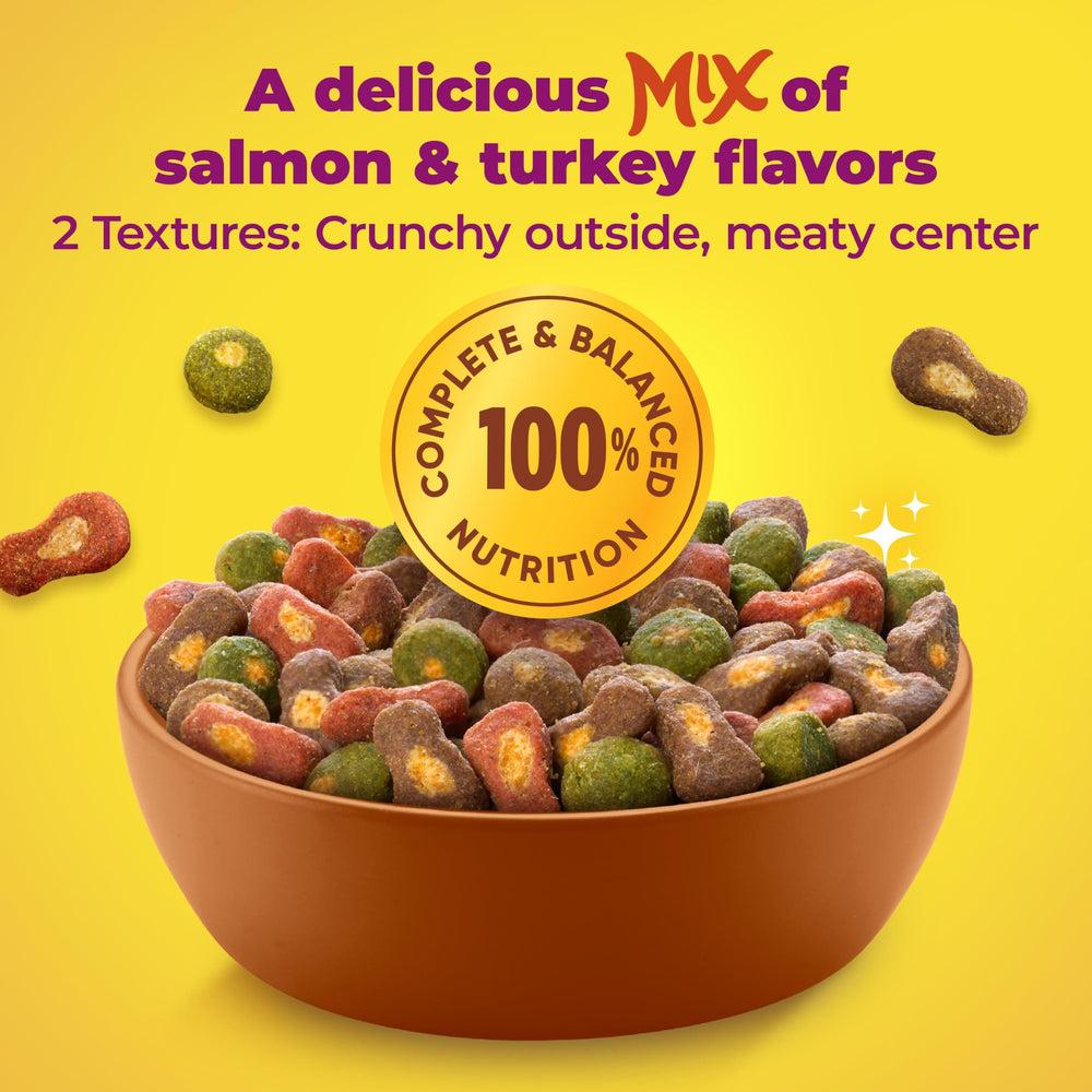 Meow Mix croqueta en mano para comparar tamaño y porción