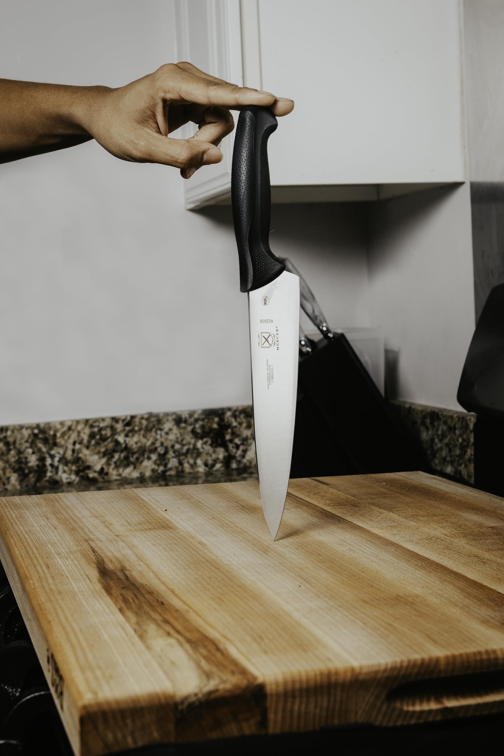 Mercer Culinary cuchillo en ambiente de cocina profesional transmite confianza y rendimiento