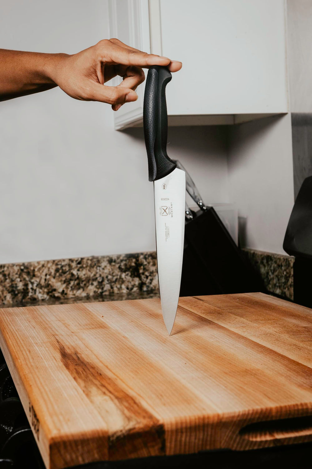 Mercer Culinary cuchillo en ambiente de cocina profesional transmite confianza y rendimiento