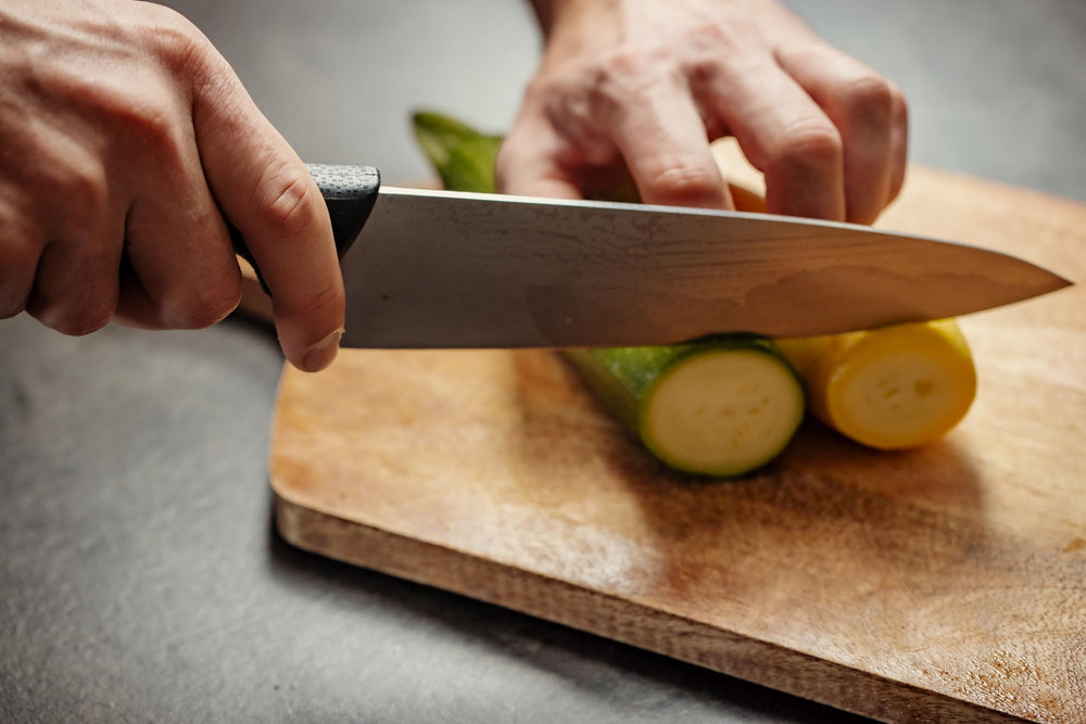 Mercer Culinary detalle de la hoja de acero japonés muestra filo duradero y fácil afilado
