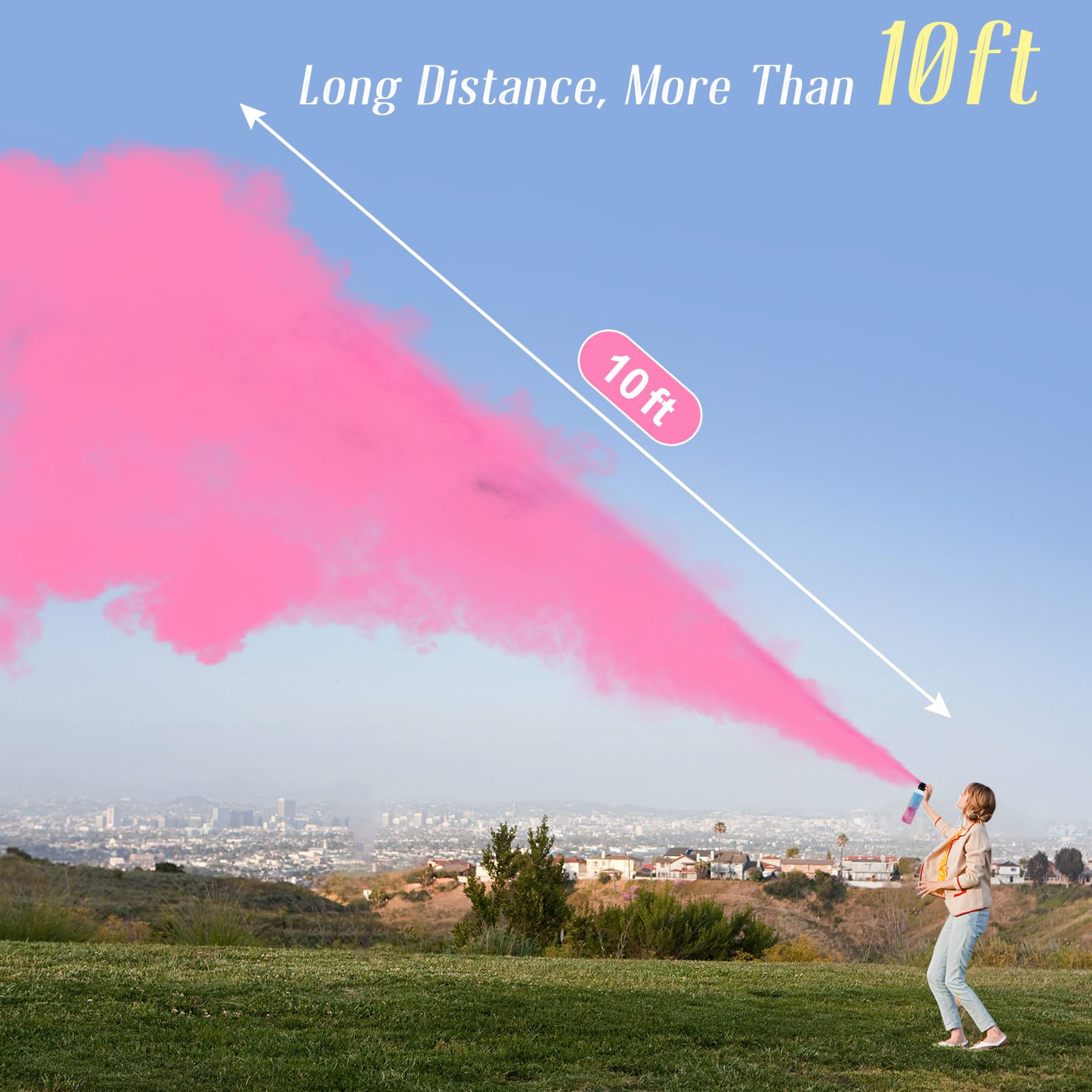 Merear extintor en uso al aire libre creando nube rosa para fotos dramáticas