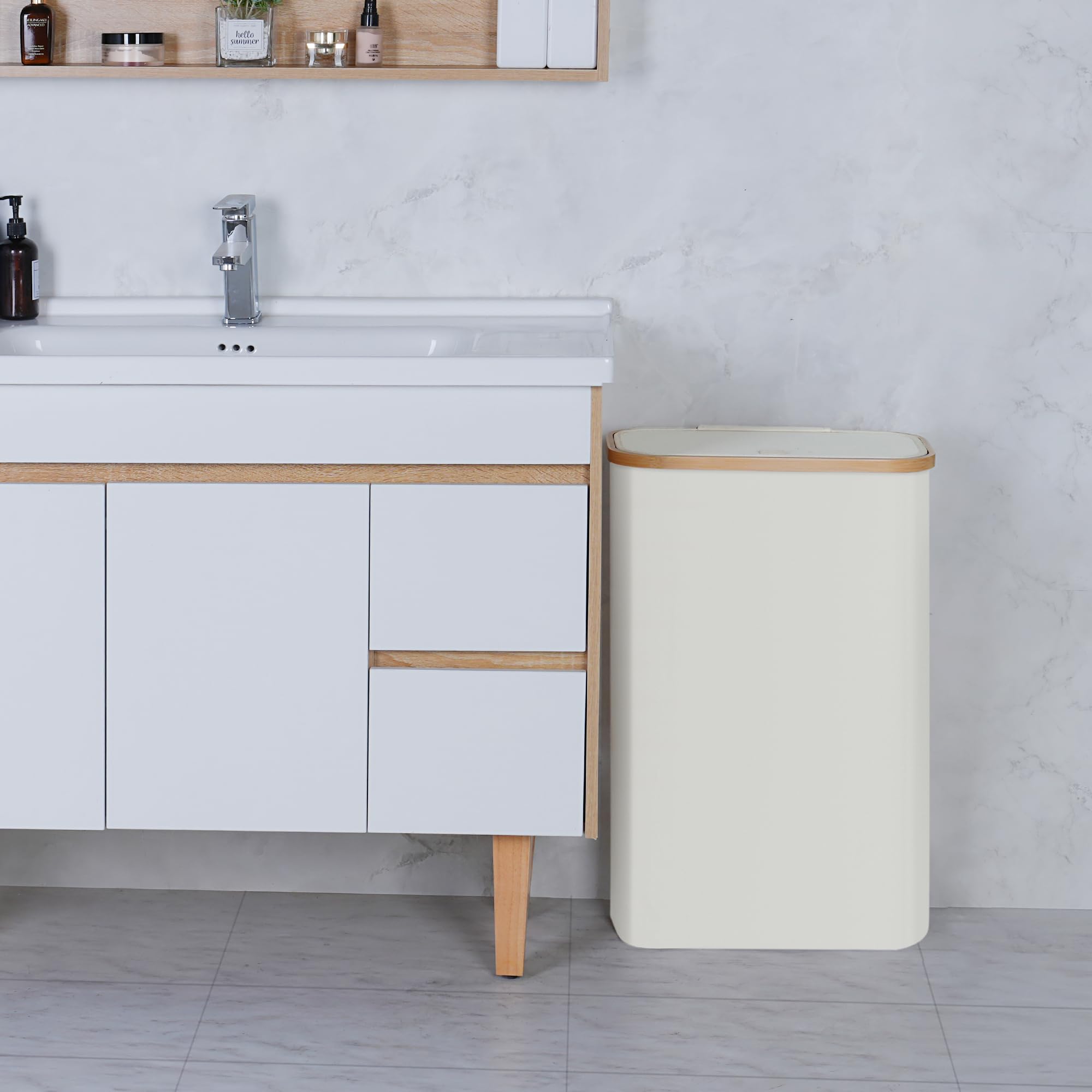 Merkisa cesto al lado de un mueble para comparar tamaño y ajuste