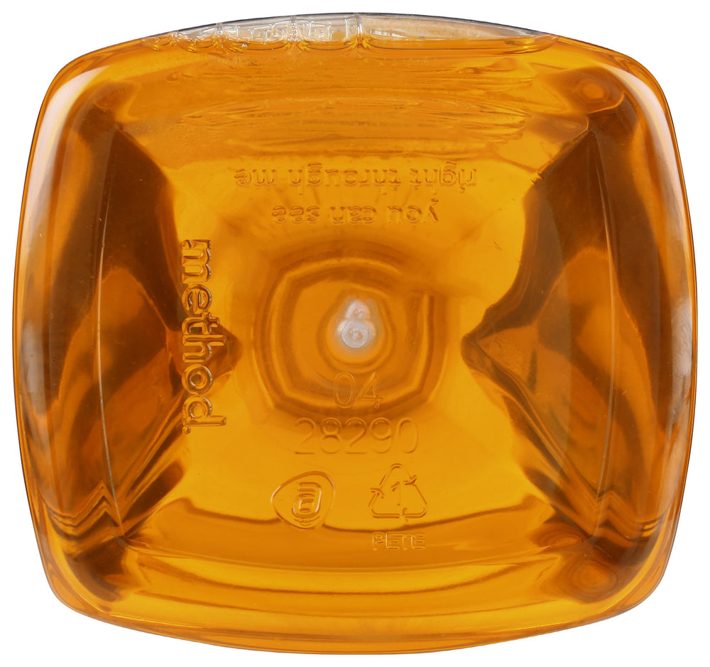 Method en cocina con ropa colgada transmitiendo fragancia fresca y afrutada