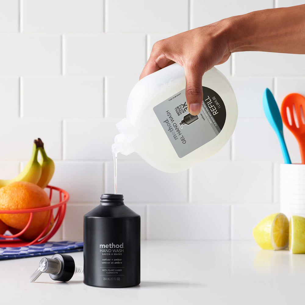 Method pack de tres botellas 12 oz comparadas con una taza para escala
