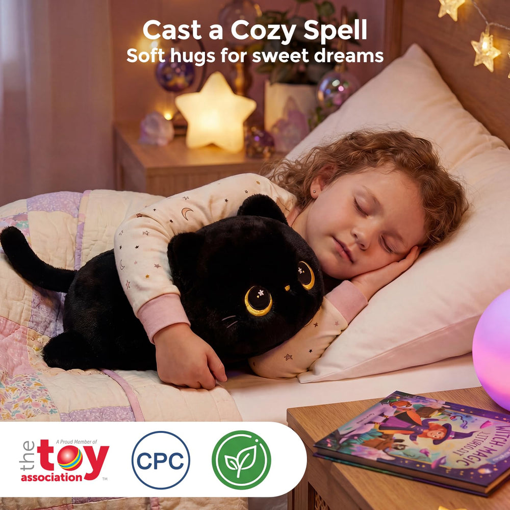 Mewaii gato negro abrazado por adulto como apoyo para siesta