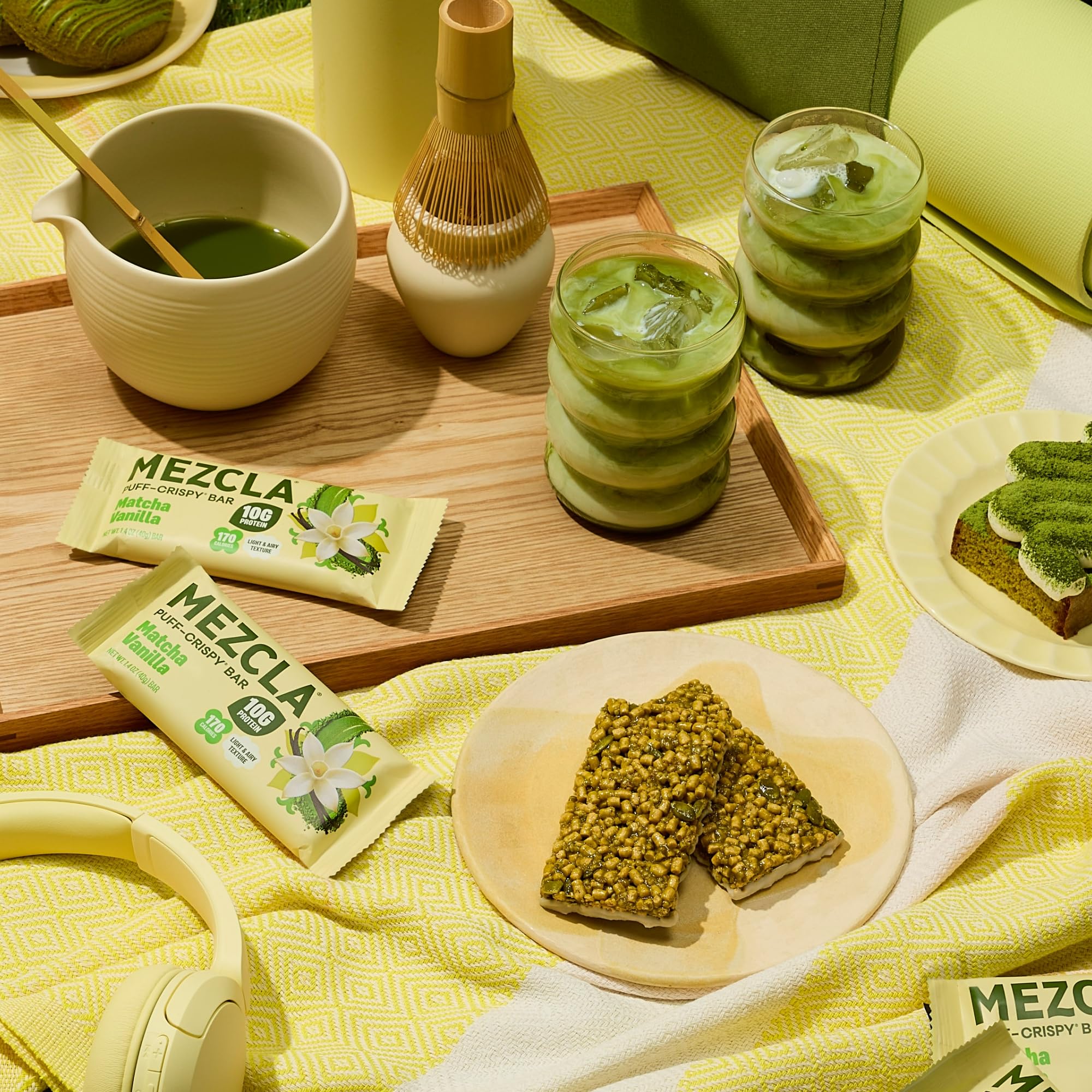 Mezcla persona sosteniendo barra para snack rápido y energético