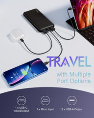 Miady detalle de puertos USB-A y USB-C que facilita cargar tres dispositivos simultáneamente