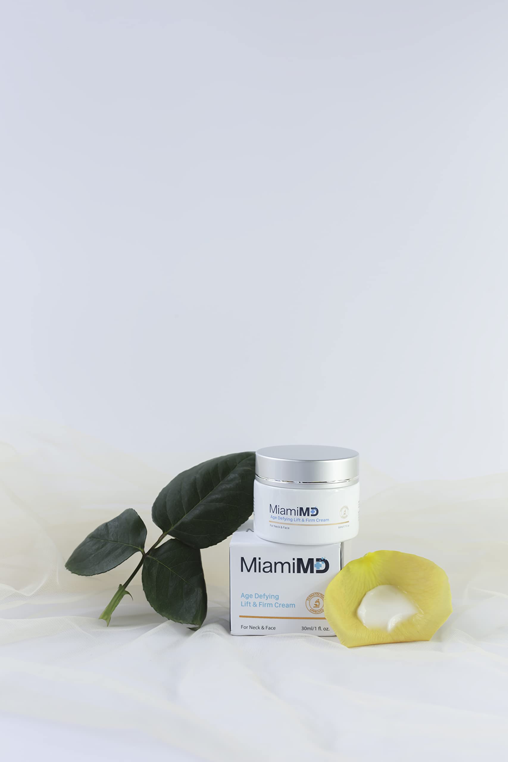 MiamiMD rutina matutina con crema demostrando uso diario sencillo