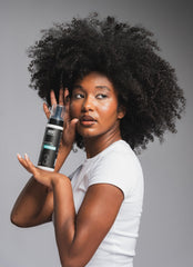 Miche Beauty producto en mano aplicándose sobre cabello húmedo para control inmediato