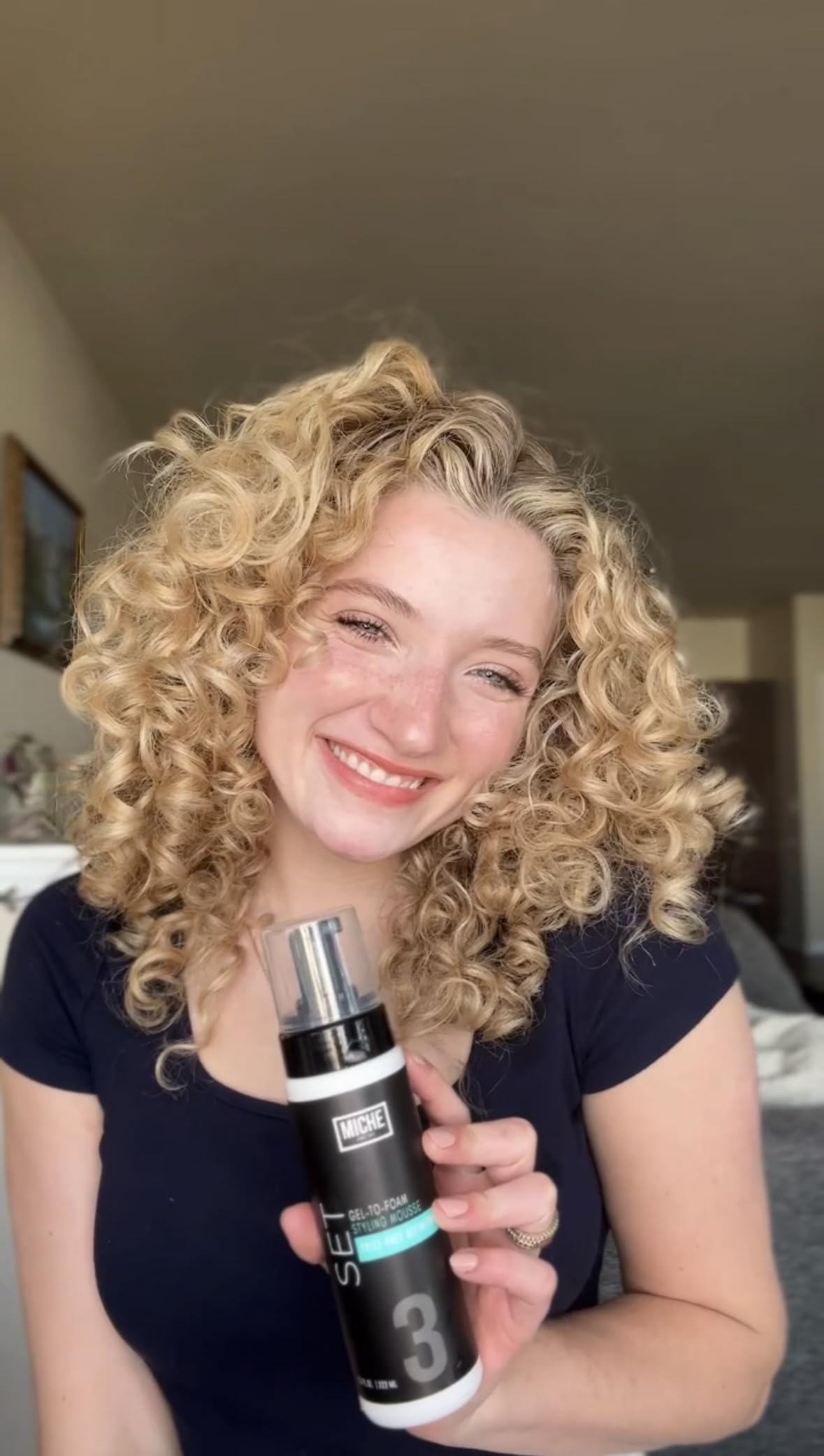 Miche Beauty cabello definido en ambiente cotidiano mostrando control del frizz y movimiento