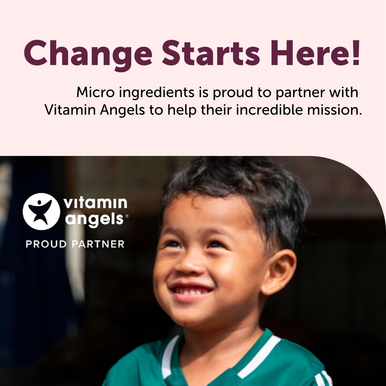 Micro Ingredients envase junto a manos para comparar el tamaño real