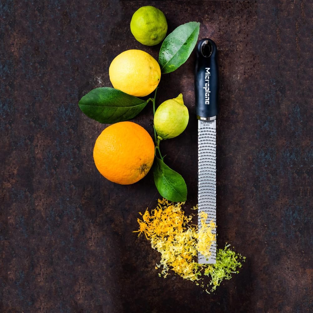 Microplane comparación de tamaño para mostrar manejo en cocina