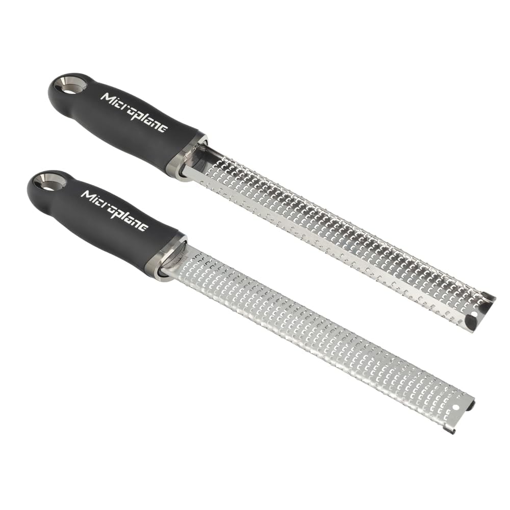 Microplane primer plano de la hoja mostrando dientes ultraafilados y durabilidad
