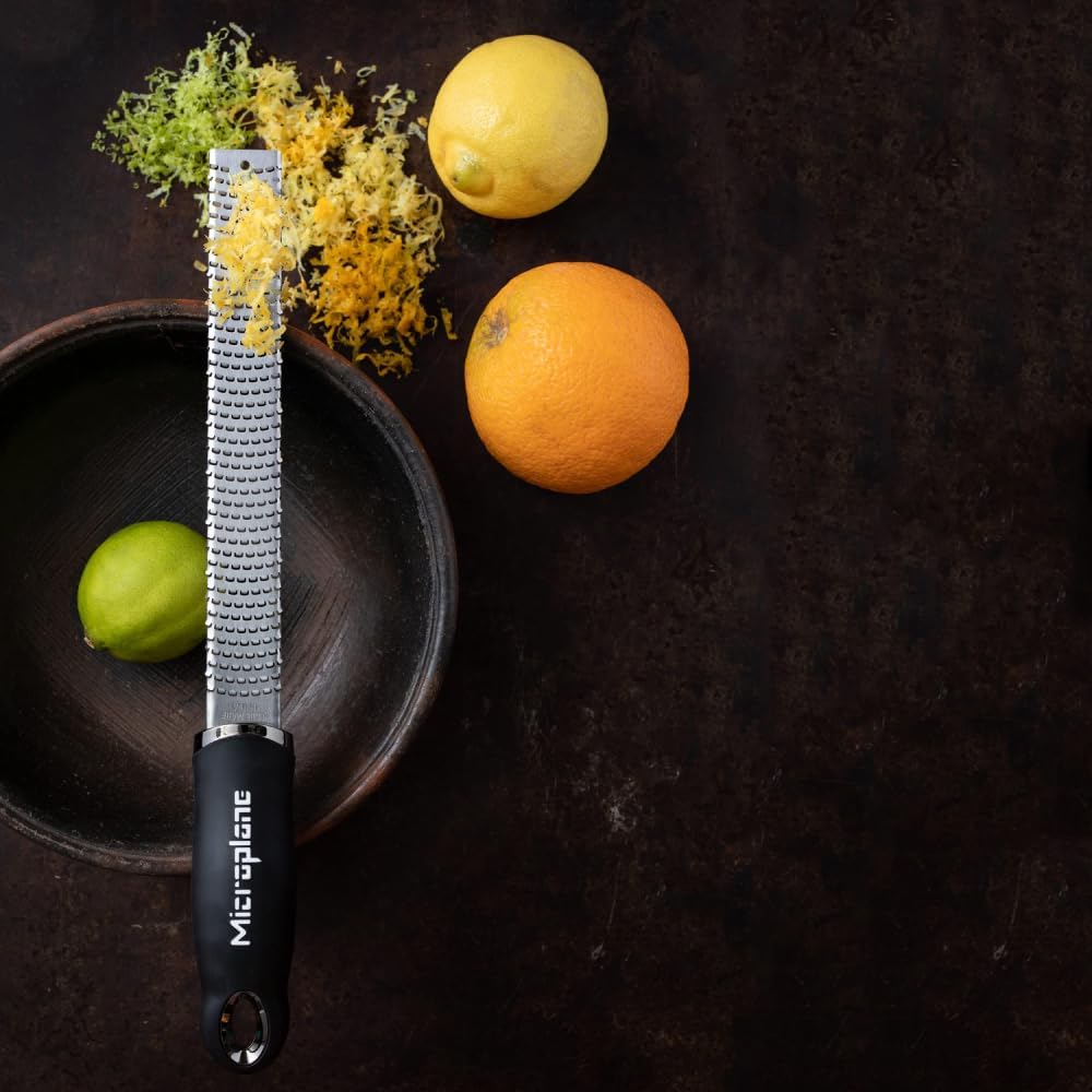 Microplane zester sobre bandeja demostrando uso profesional