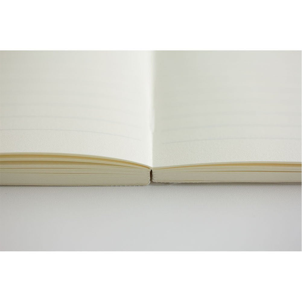 Midori MD cuaderno A5 junto a un bolígrafo para apreciar su tamaño portátil y uso diario