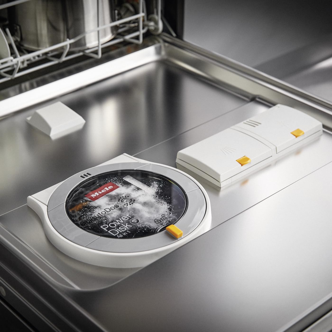 Miele PowerDisk detalle del polvo granulado que mejora la limpieza