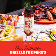 Mike's Hot Honey junto a tabla de quesos, combina con quesos curados y suaves