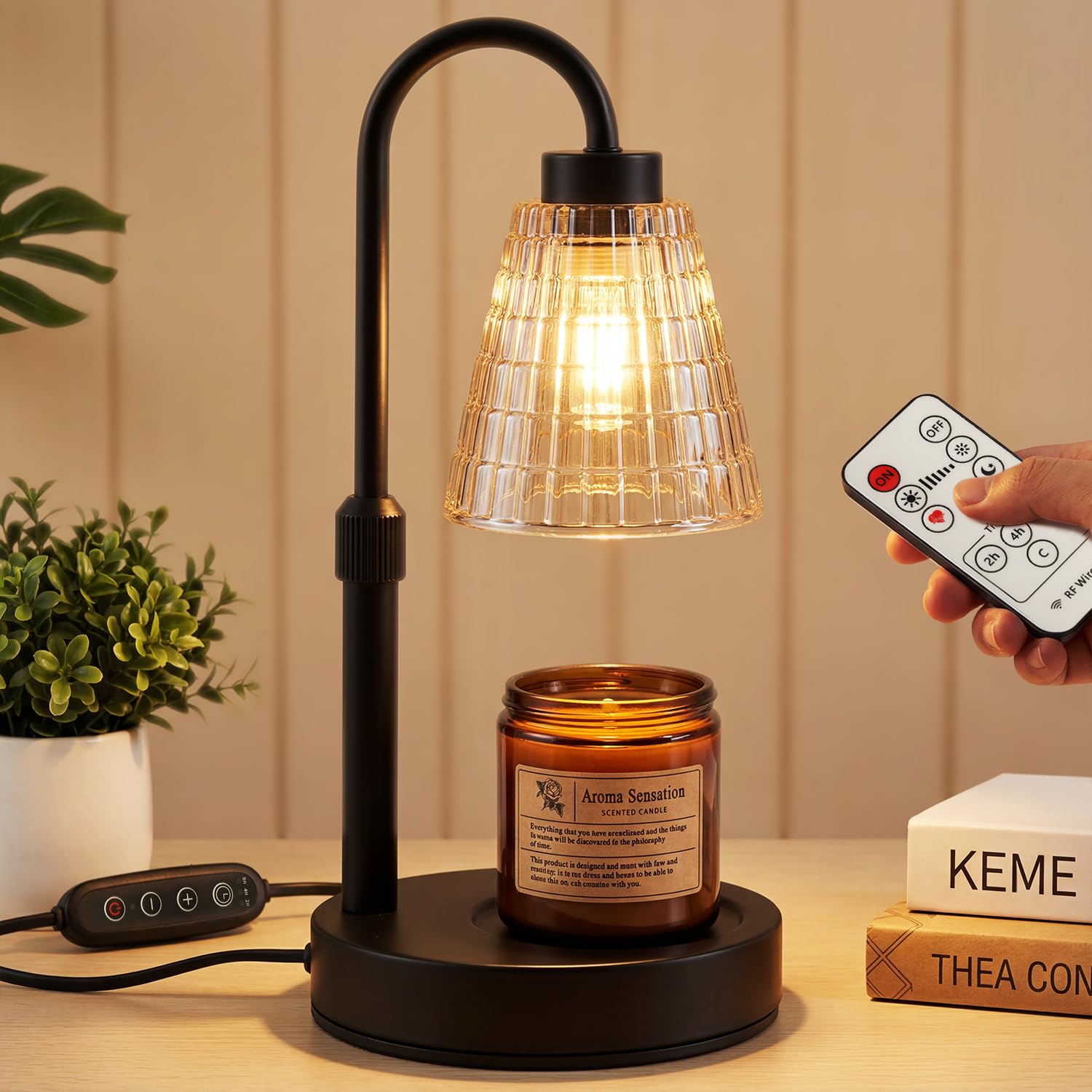 Mileonaim lámpara encendida en salón creando ambiente acogedor