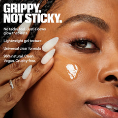 Milk Makeup Hydro Grip en mano aplicando una pequeña cantidad para fácil uso diario