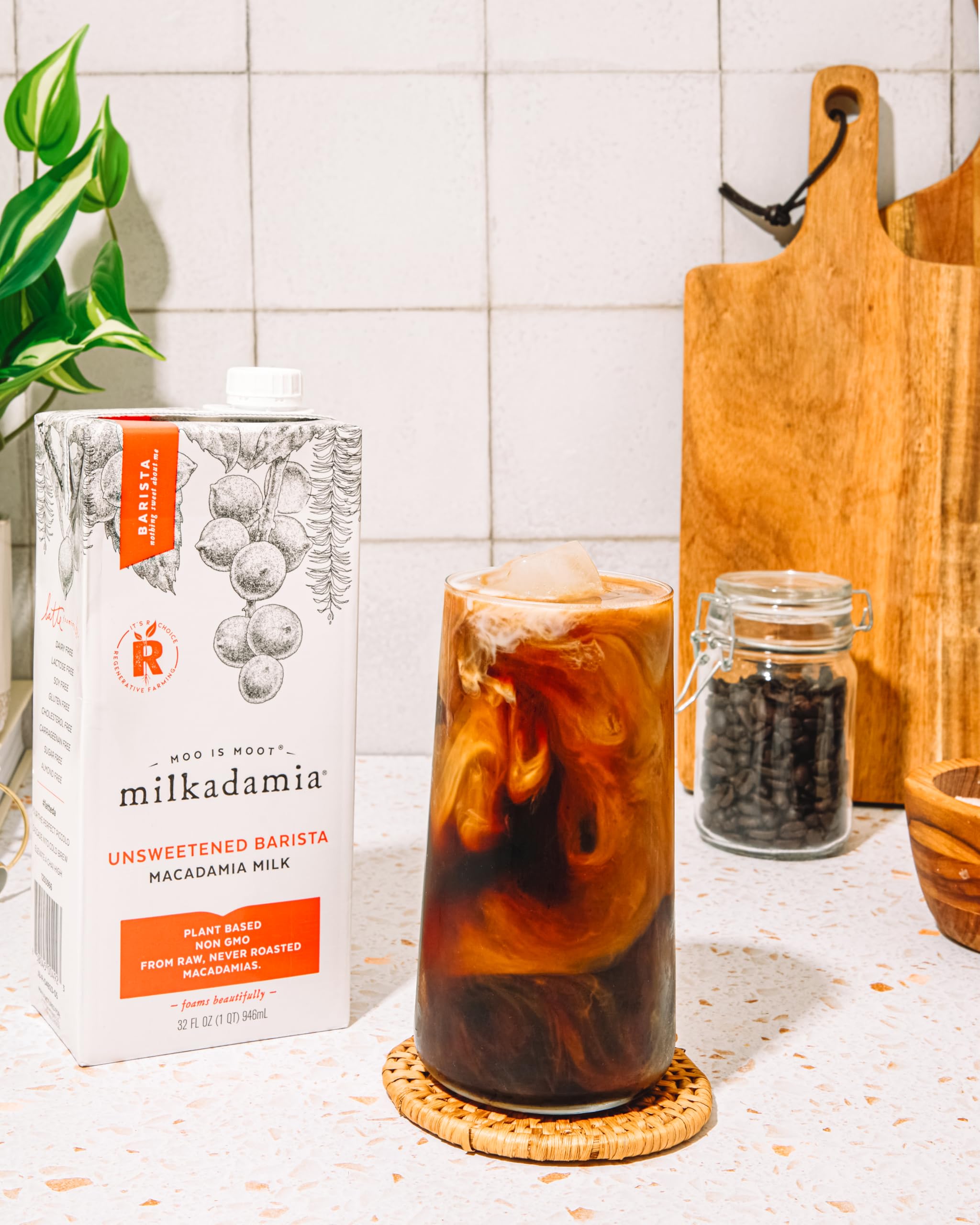 Milkadamia junto a taza y caja para comparar tamaño y uso práctico
