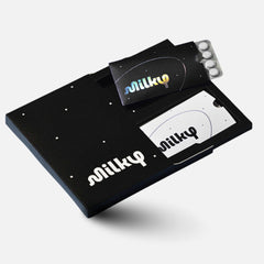 Milky envase frontal cosmic black mostrando diseño y portabilidad