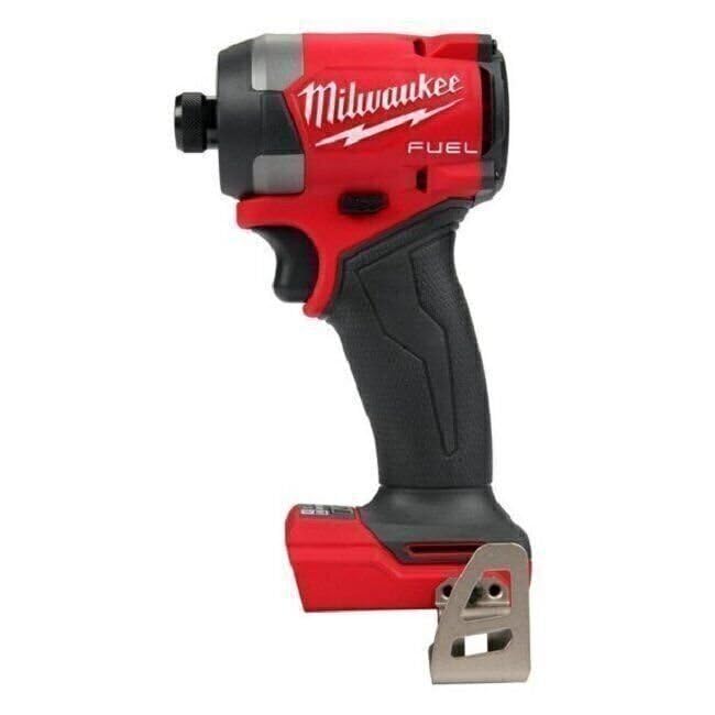 Milwaukee 2953-20 detalle metalizado del cuerpo que aporta durabilidad