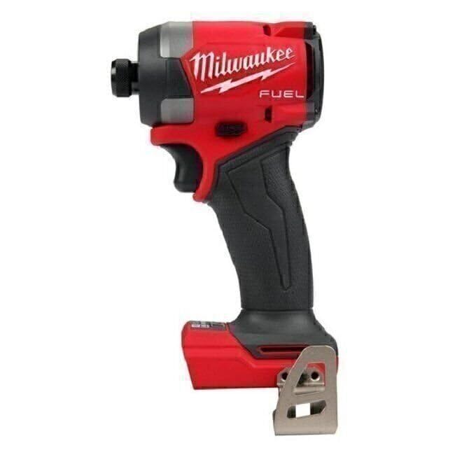 Milwaukee 2953-20 comparado con mano para apreciar su tamaño reducido