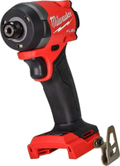 Milwaukee 2953-20 vista lateral con clip metálico para transporte eficiente