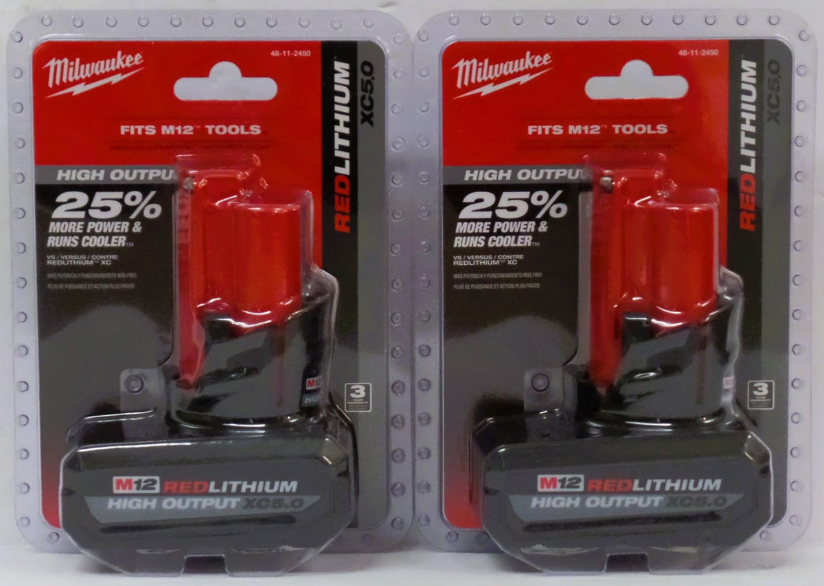 Milwaukee primer plano del pack de dos baterías mostrando diseño resistente y mayor duración