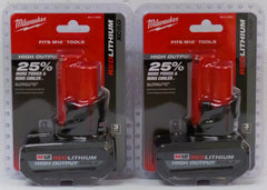 Milwaukee primer plano del pack de dos baterías mostrando diseño resistente y mayor duración
