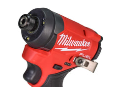 Milwaukee tres LED iluminando el punto de atornillado para mayor visibilidad