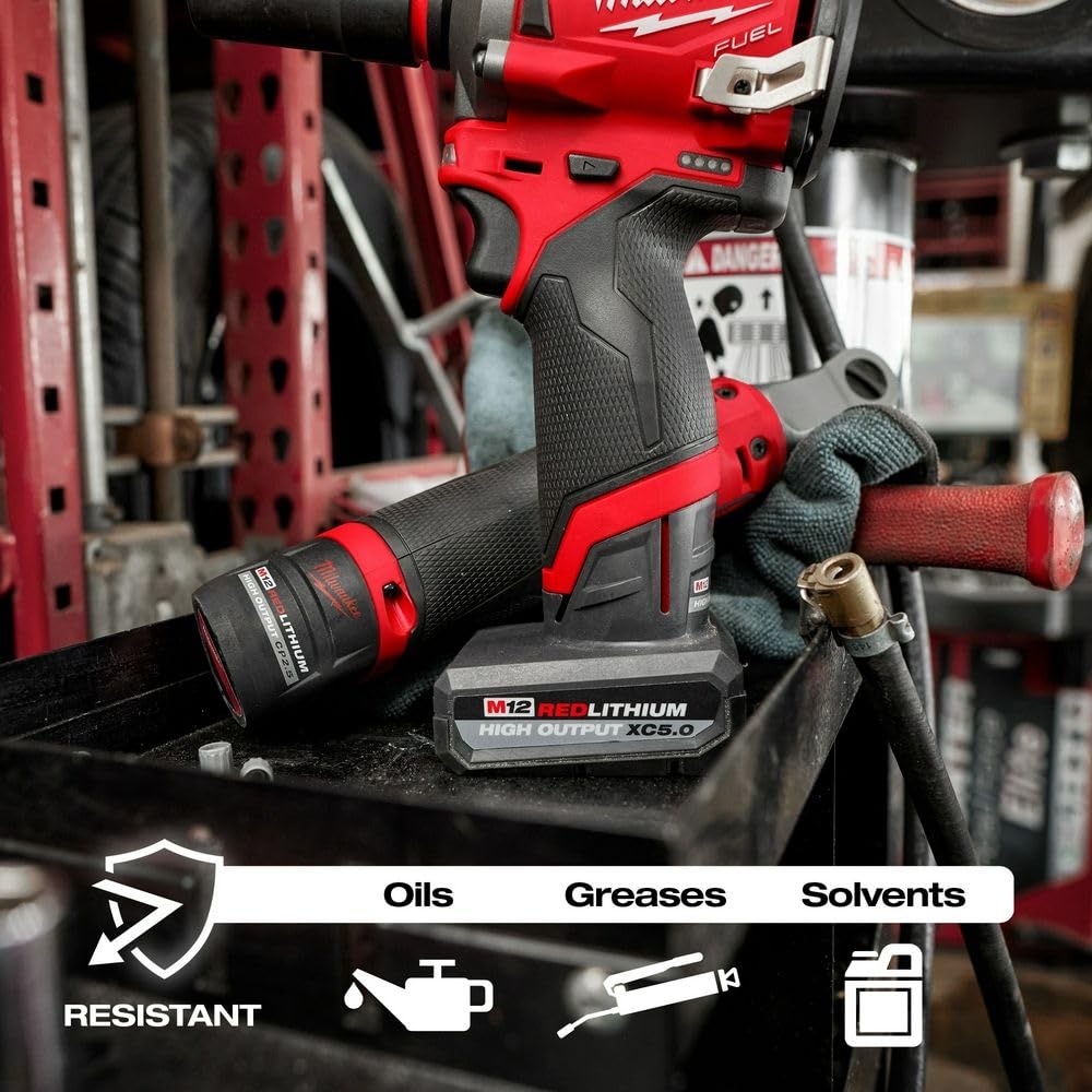 Milwaukee M12 junto a cargador, recarga y sistema REDLINK